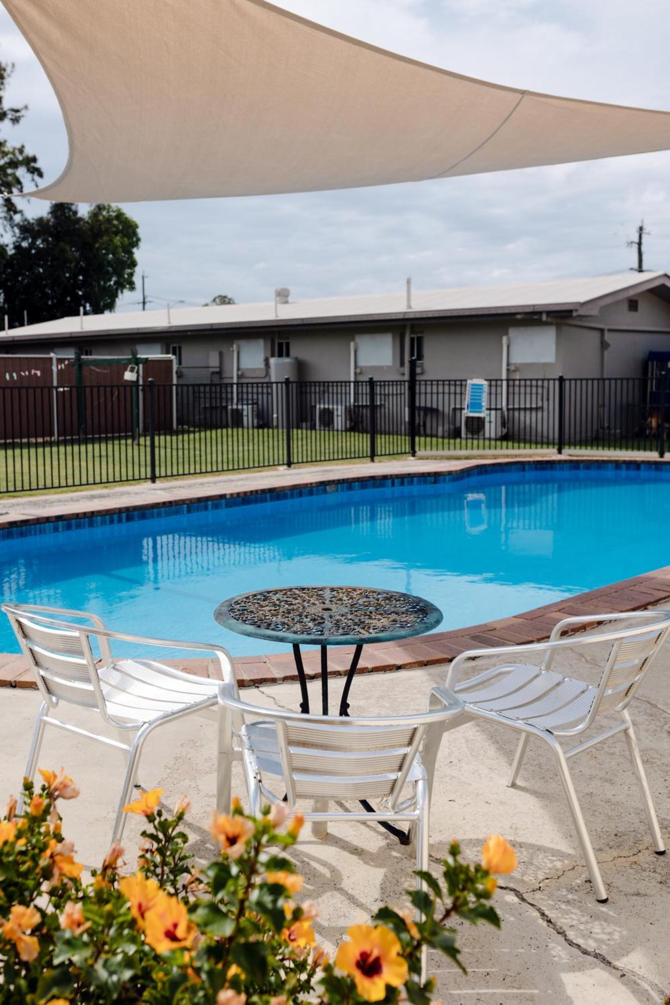 Starline Motor Inn Miles 외부 사진